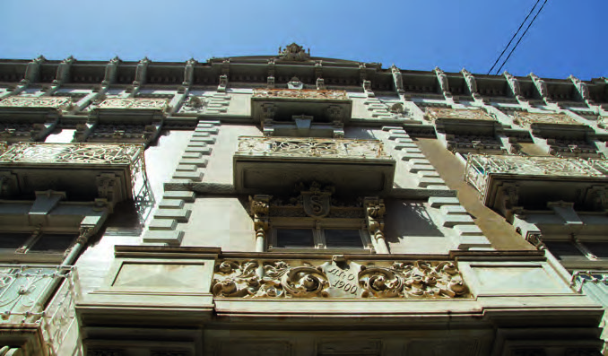 Detalle de fachada modernista con balcón de 1900