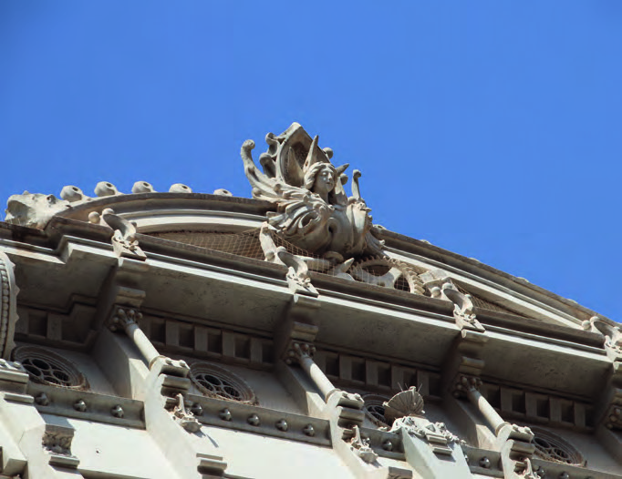 Remate escultórico de un edificio modernista