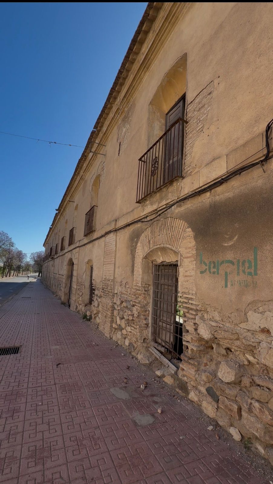 Fachada de la casa de postas con pintadas