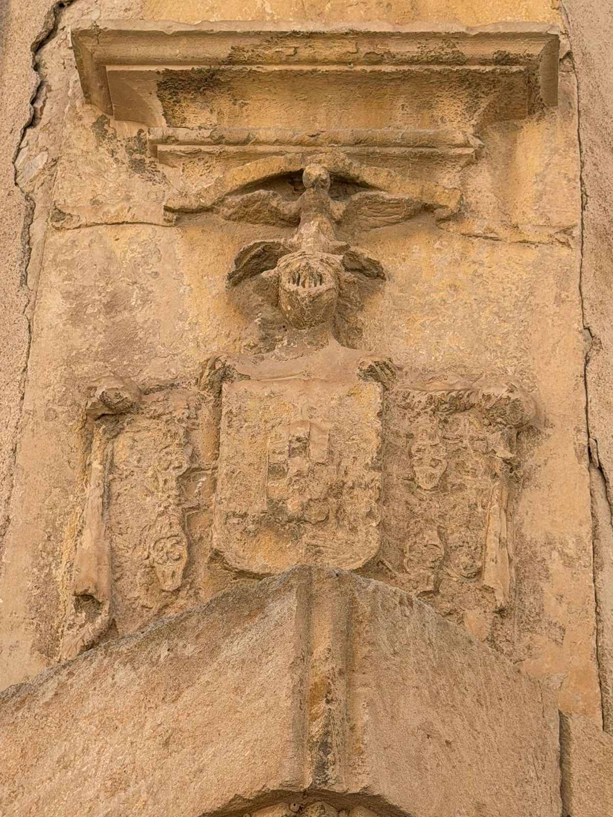 Escudo de los Vélez en la fachada