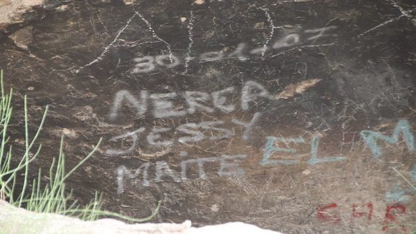 Pintadas vandálicas en la Cueva Negra