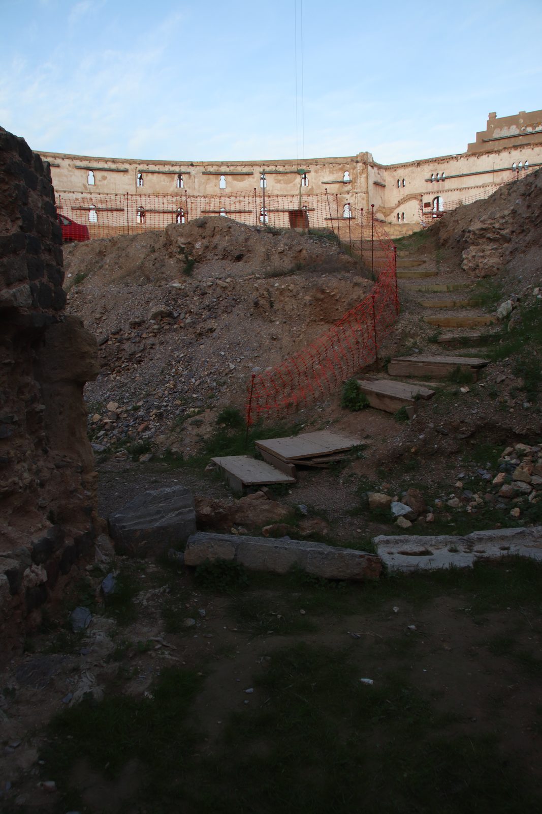 Muros y pasadizos del anfiteatro bajo el coso