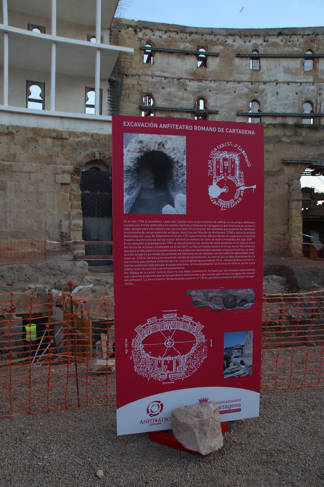 Panel informativo de la excavación del anfiteatro
