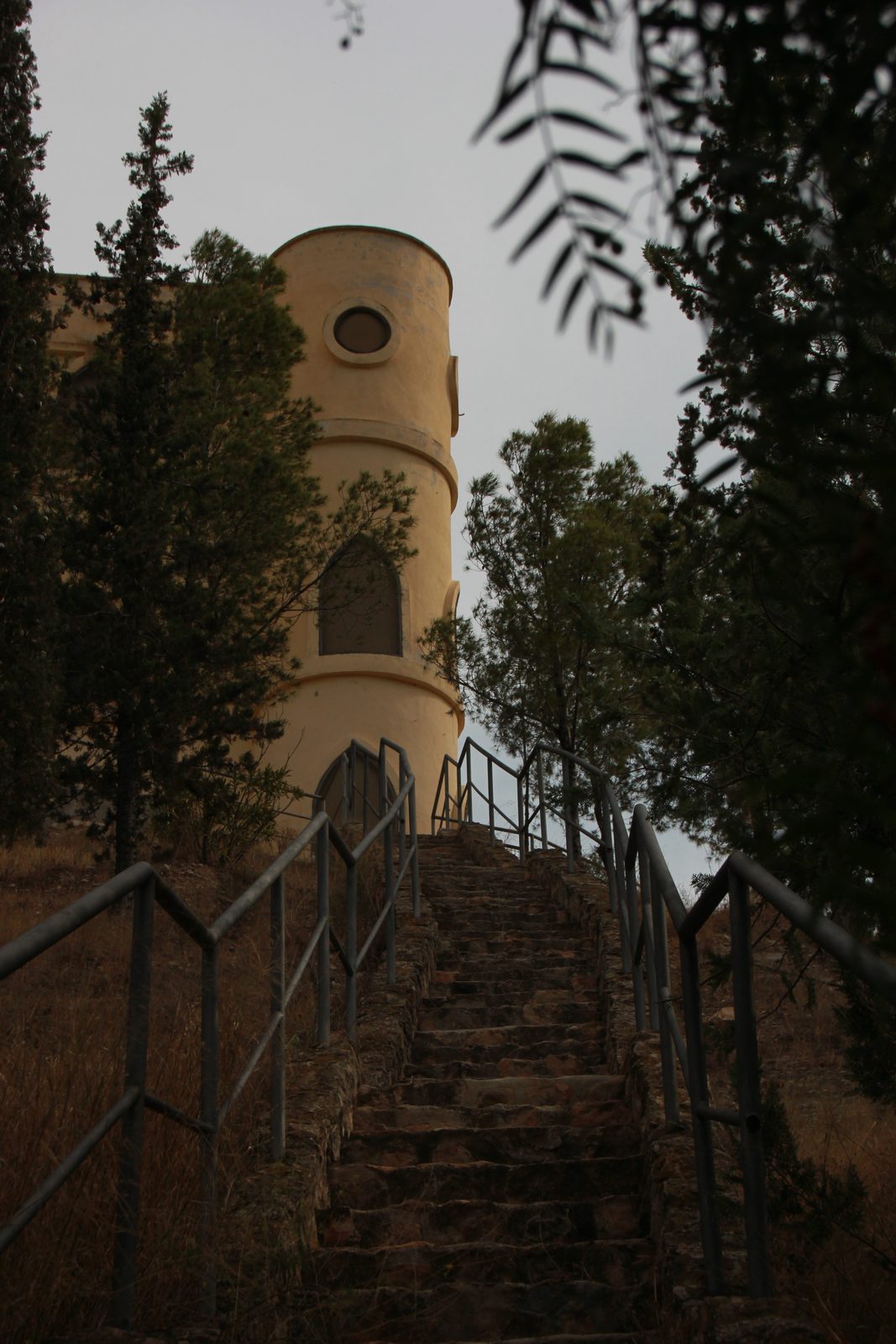 Escalera de subida al castillo entre árboles
