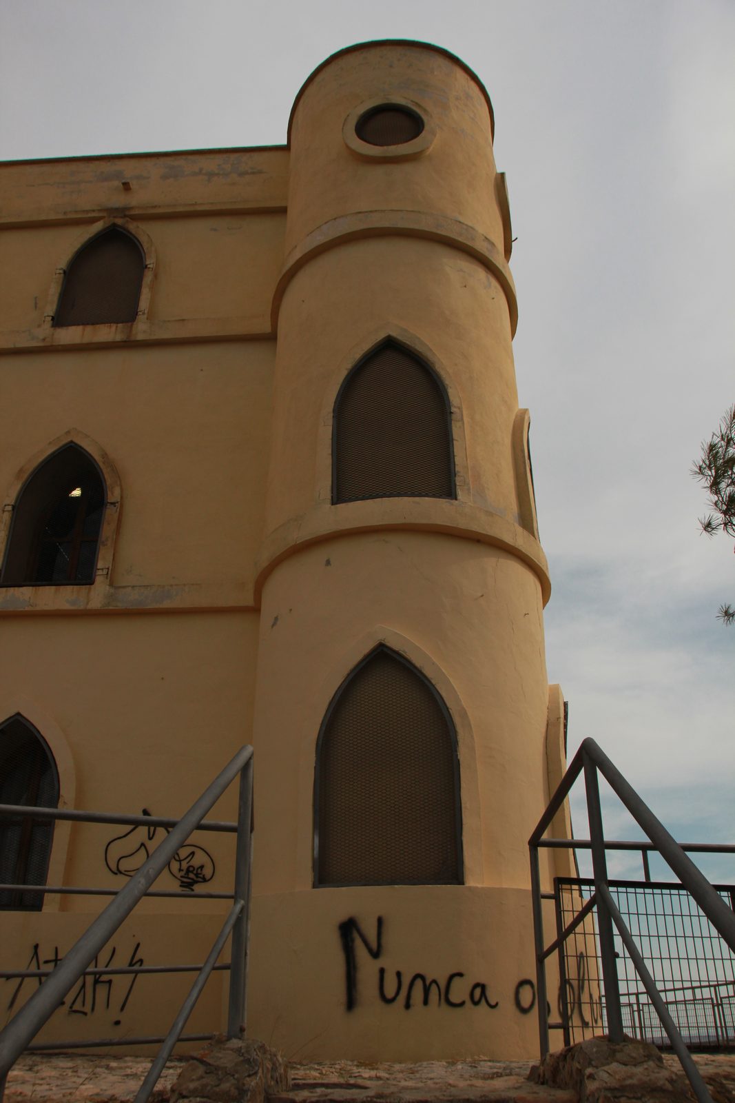 Ventanas ojivales y pintadas en los muros del palomar
