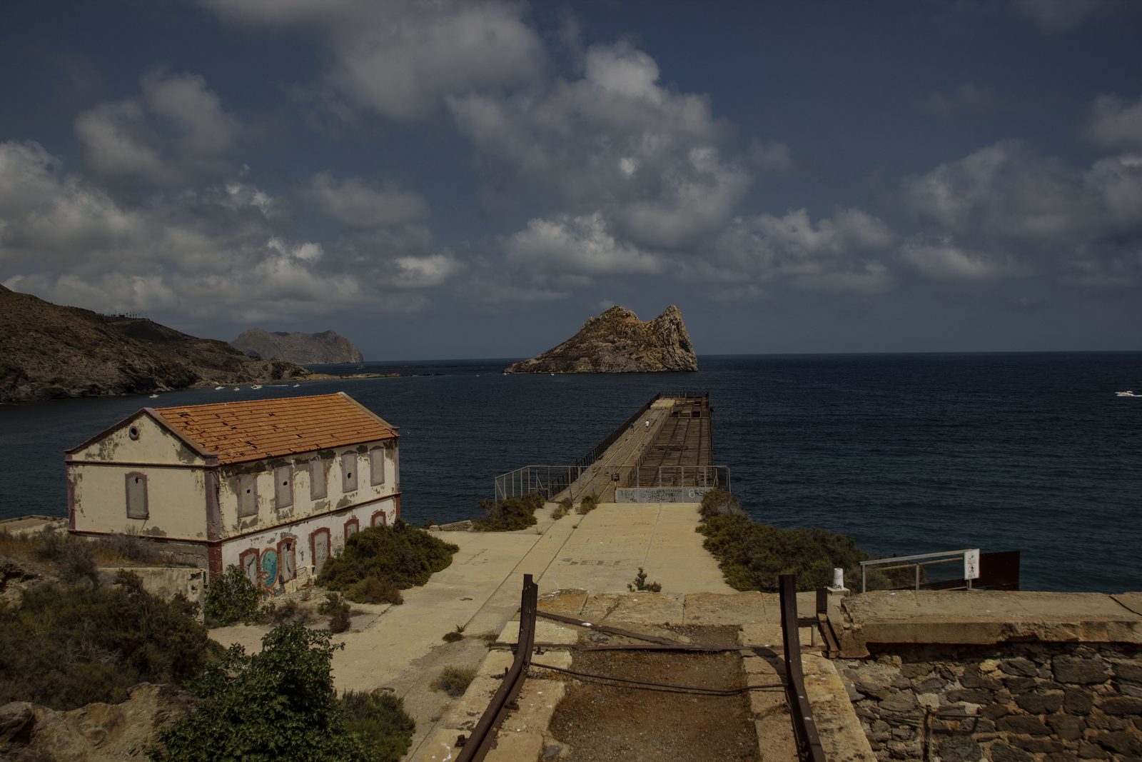 La vía de acceso al cargadero con la isla del Fraile al fondo