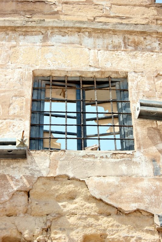 Ventana enrejada de una casona del centro histórico de Cartagena