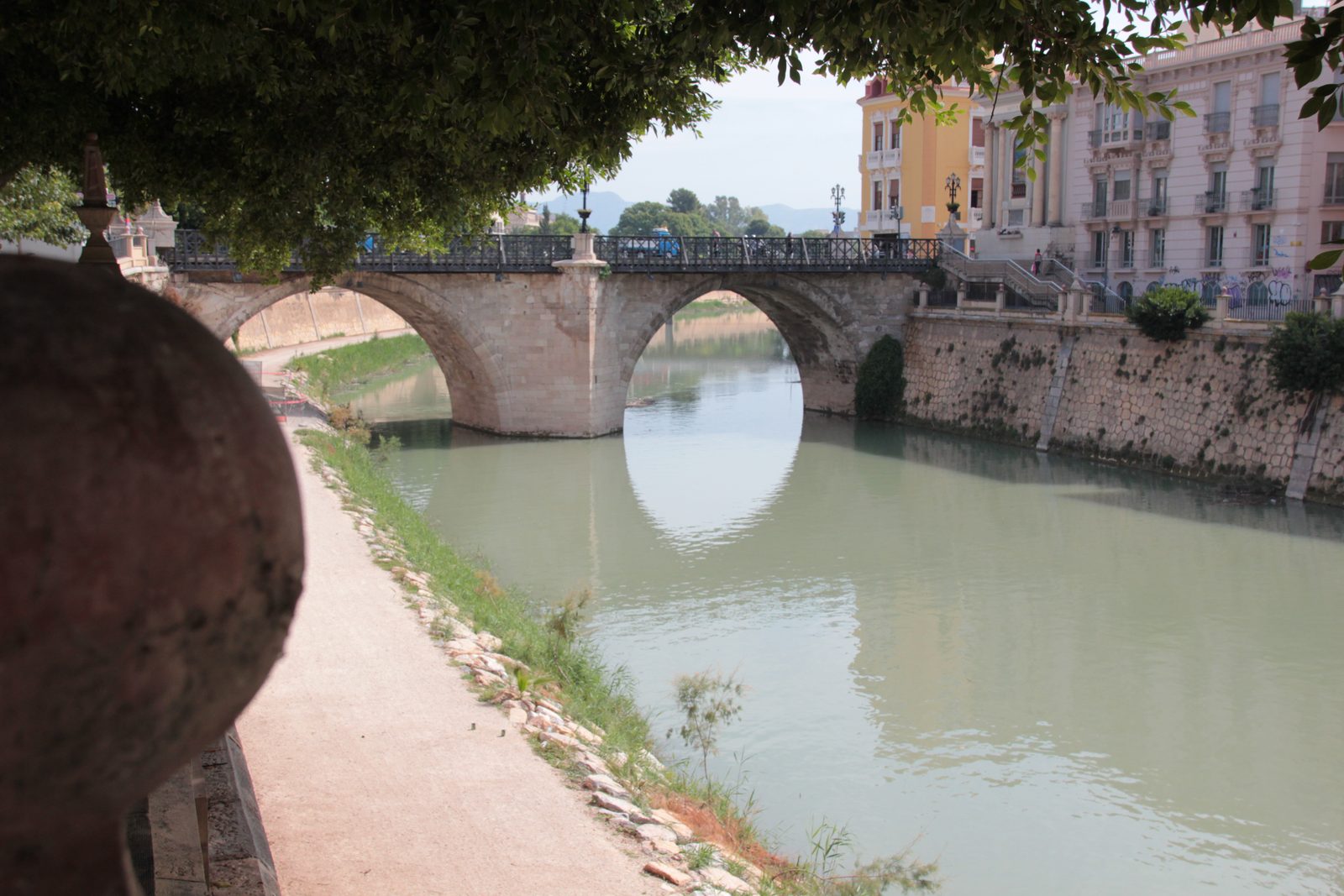 Los arcos del Puente Viejo reflejados en el río