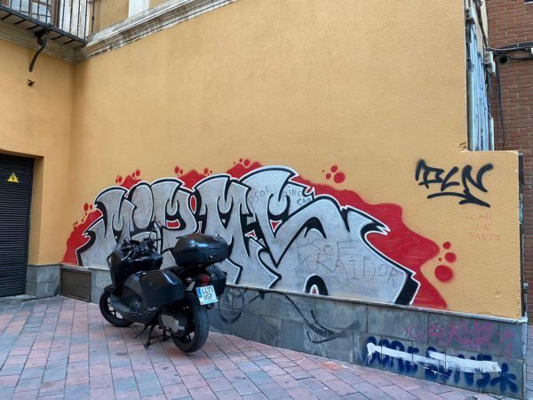Fachada lateral del colegio mayor Azarbe con grafitis