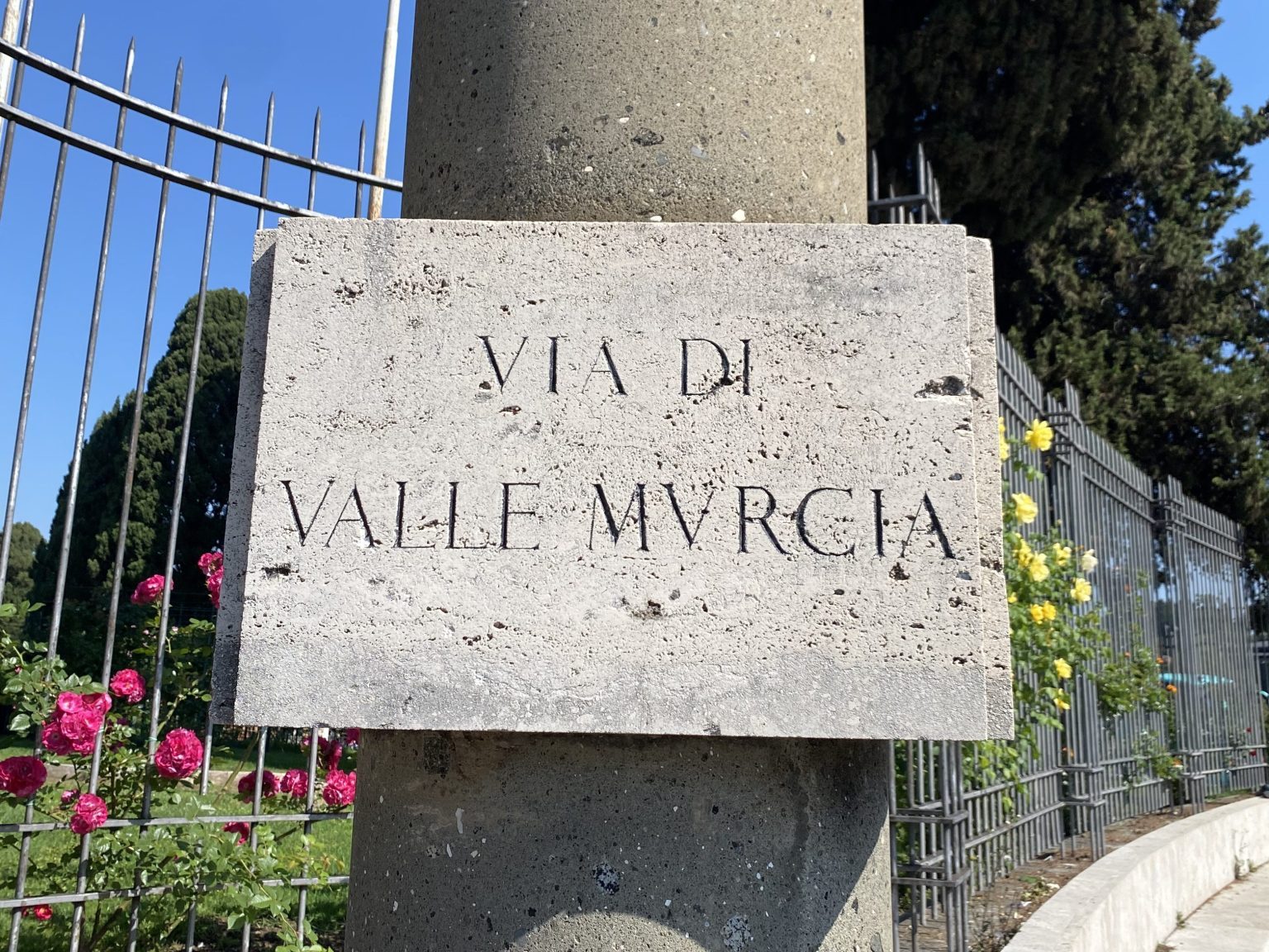 Placa de la Vía di Valle Murcia en Roma