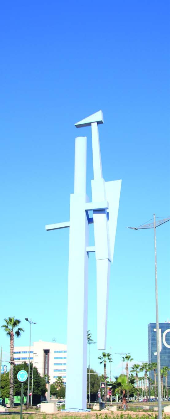 Escultura blanca vertical en una rotonda