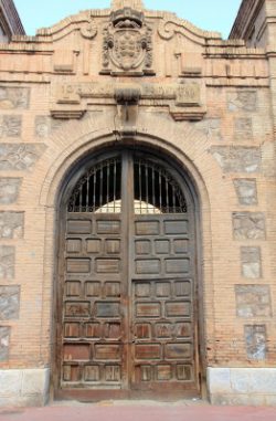 Portada de la cárcel con el escudo sobre el arco