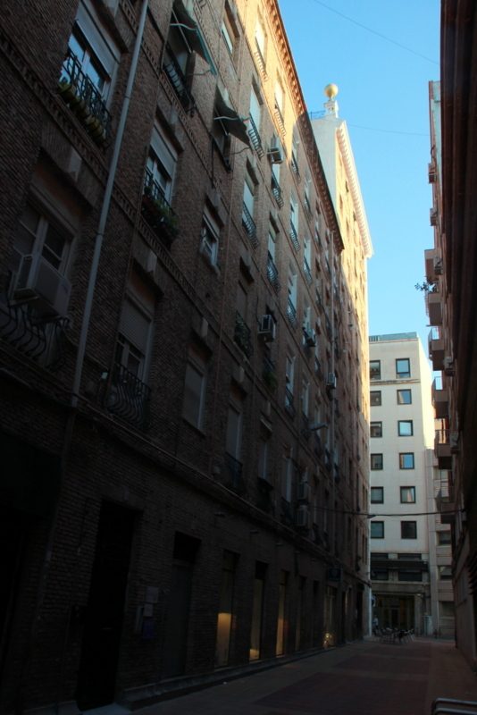 El edificio de la Casa de los Nueve Pisos entre las calles del entorno