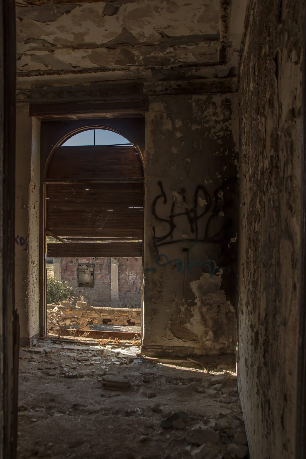 Puertas y arcos del caserón sin techumbre