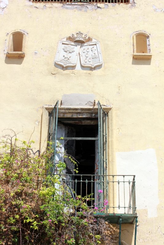 Escudo sobre la puerta principal de la casona
