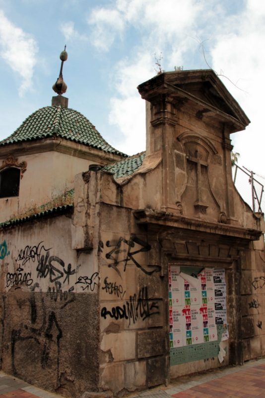 Portada de la ermita del Vía Crucis llena de pintadas