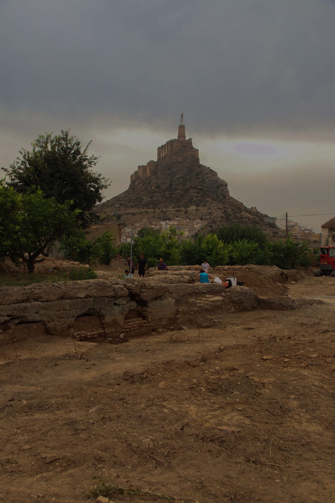 La excavación con el castillo de Monteagudo al fondo