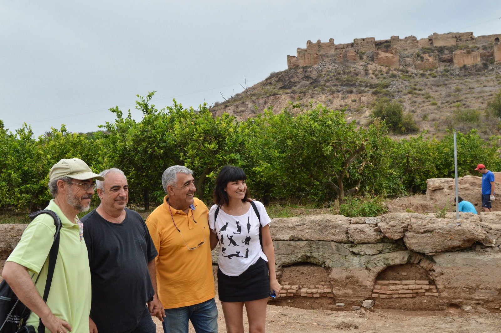 Visitantes en la excavación de la laguna