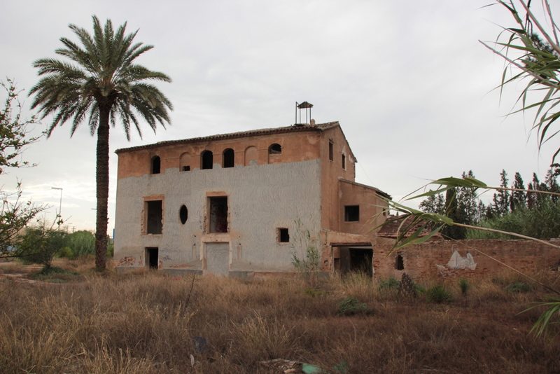 La casa torre entre cañas y palmeras