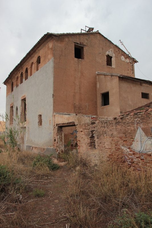 Vista lateral de la casa torre con cubierta a cuatro aguas