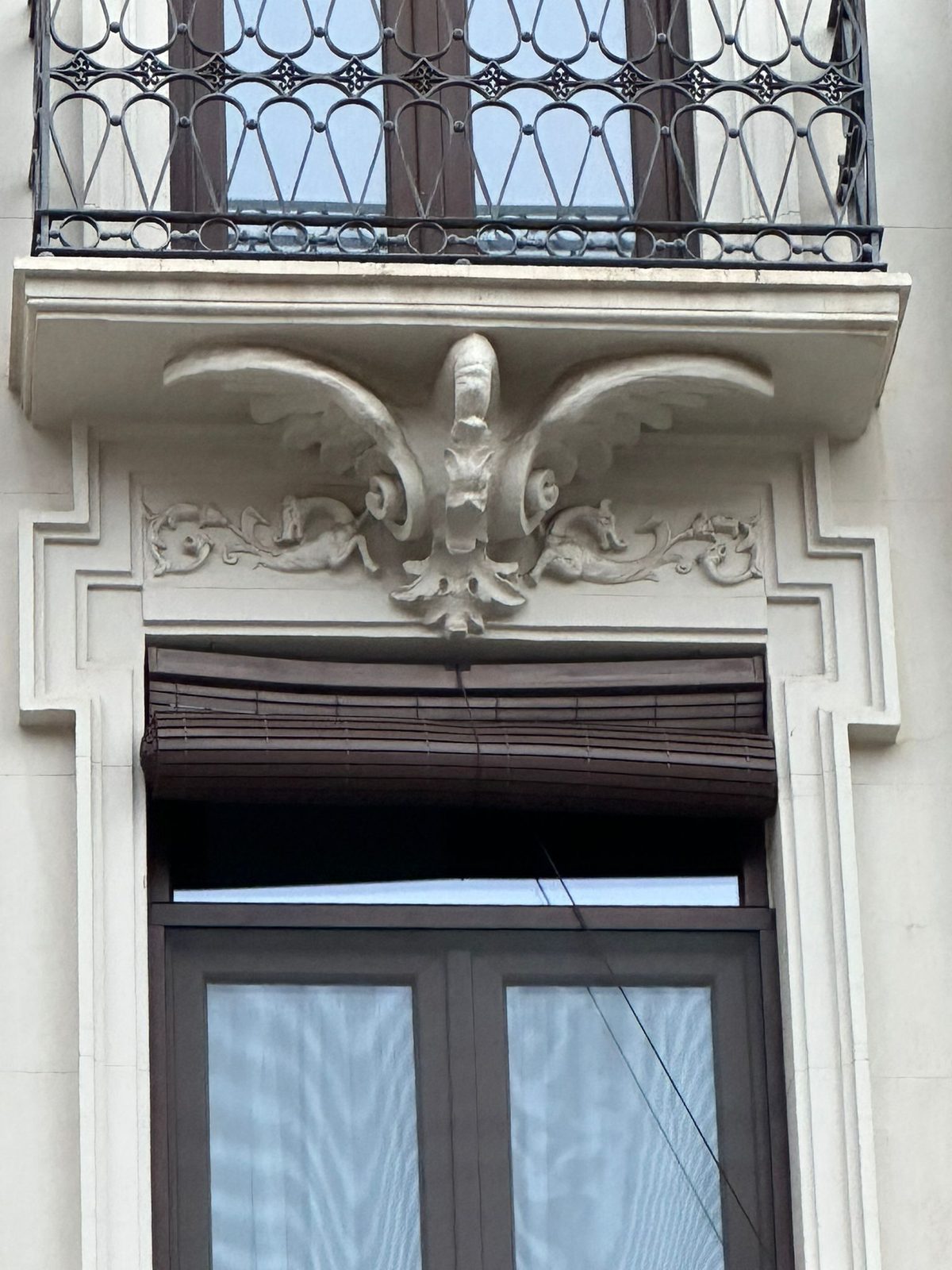 Detalle del dragón en la Casa Peña
