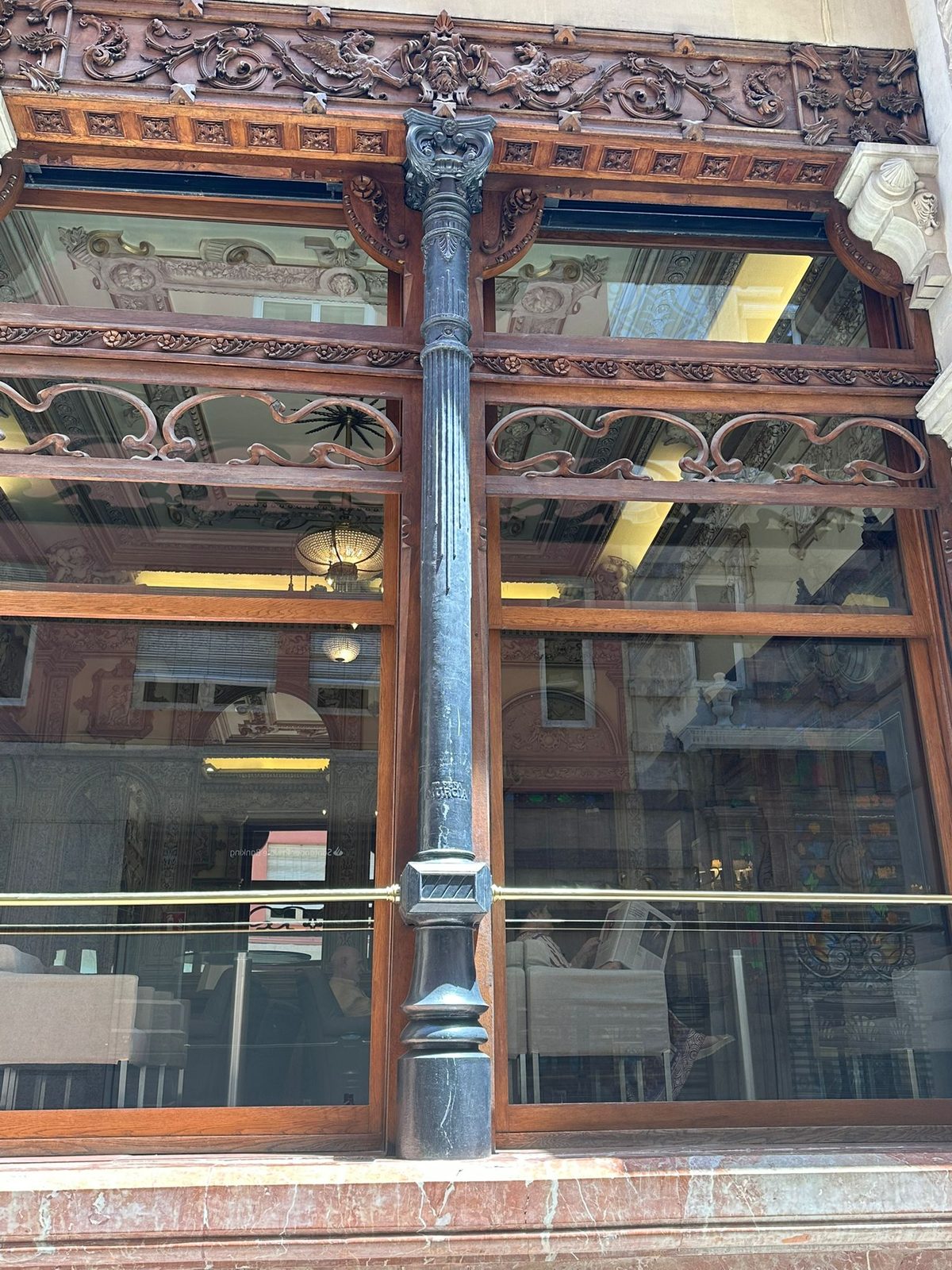 Pecera y columna del Real Casino de Murcia
