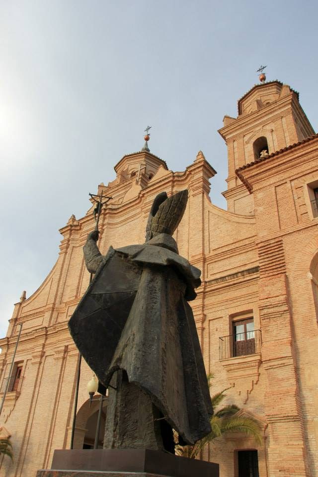 Escultura ante la fachada del monasterio