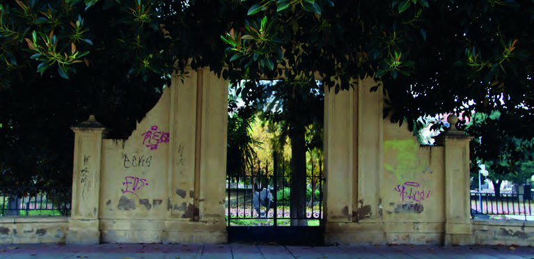 Puerta deteriorada y con pintadas junto al Malecón