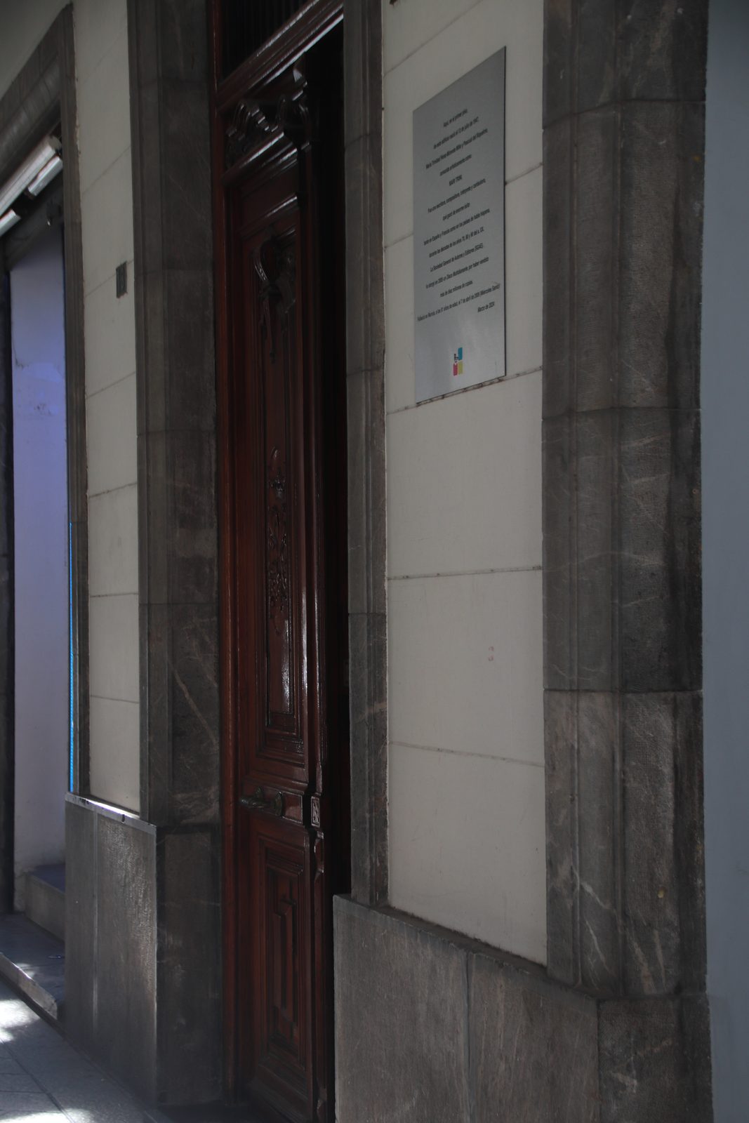 Portal de la casa natal de Mari Trini en la calle Alejandro Séiquer