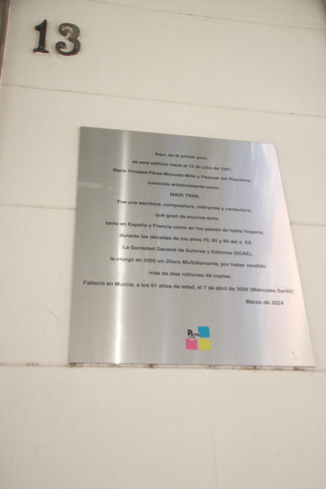 Placa conmemorativa en el número 13 de la calle Alejandro Séiquer