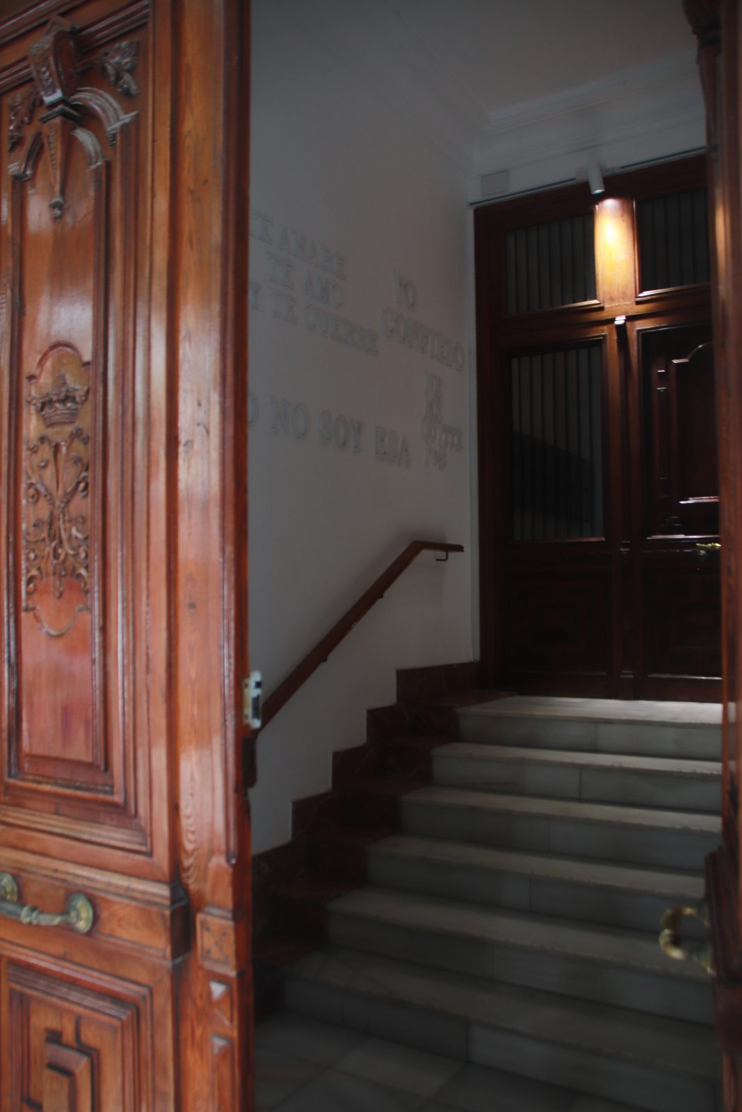 Escalera del portal de la casa natal de Mari Trini