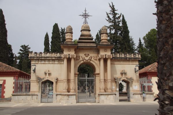 Portada del cementerio de Nuestro Padre Jesús