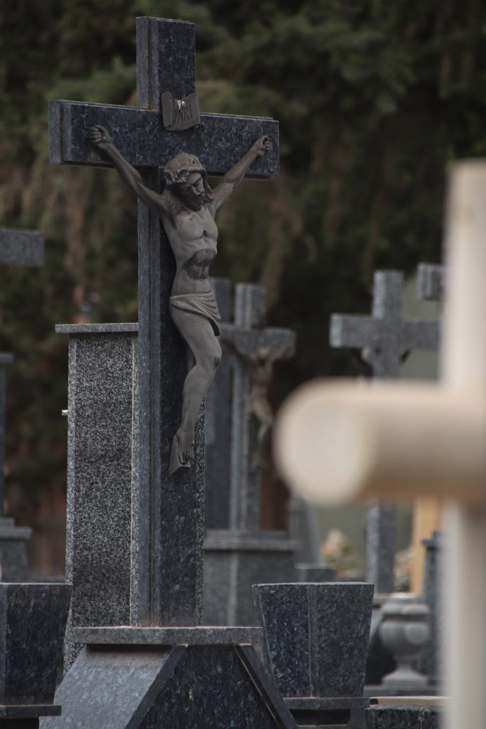 Crucifijo entre las tumbas del cementerio