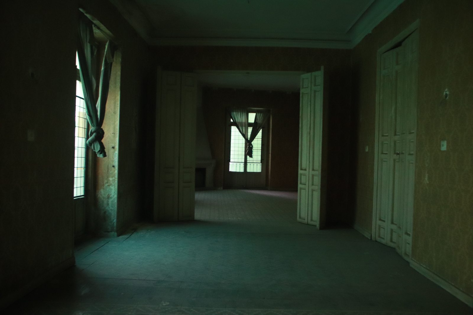 Enfilada de estancias vacías del palacete