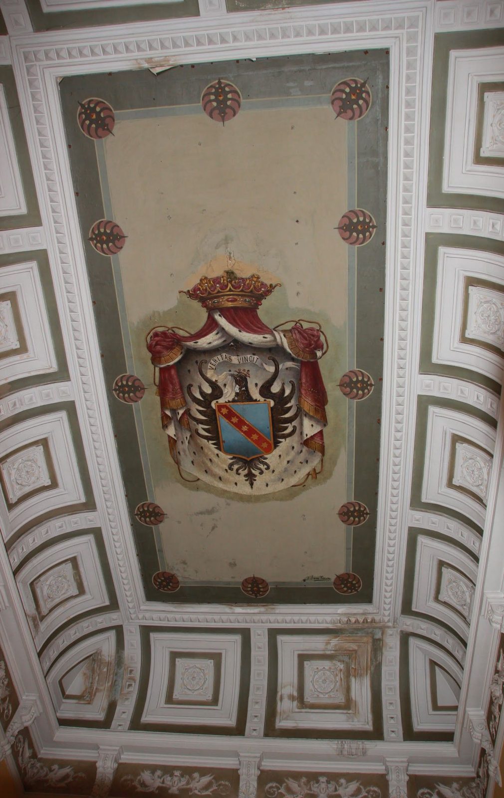 Techo de la escalera con el escudo de los condes de Almodóvar
