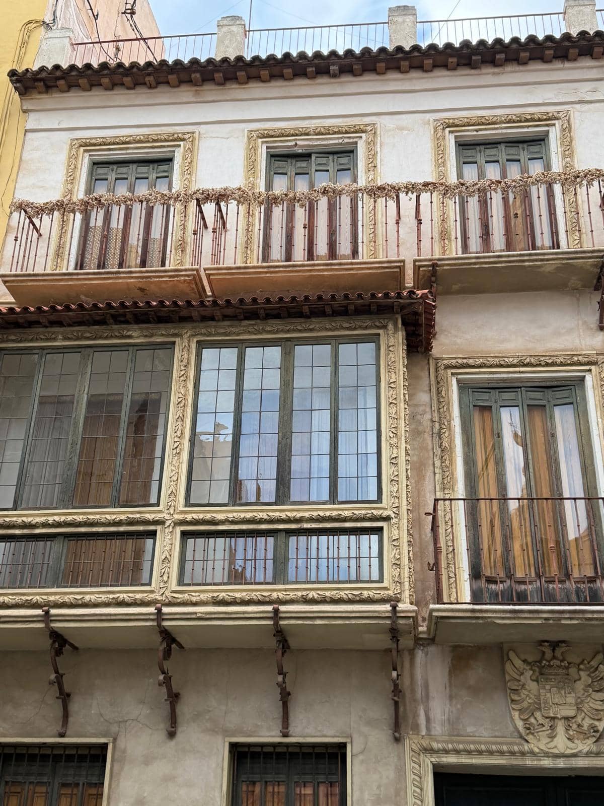 Mirador acristalado y balcones de las plantas superiores del palacio
