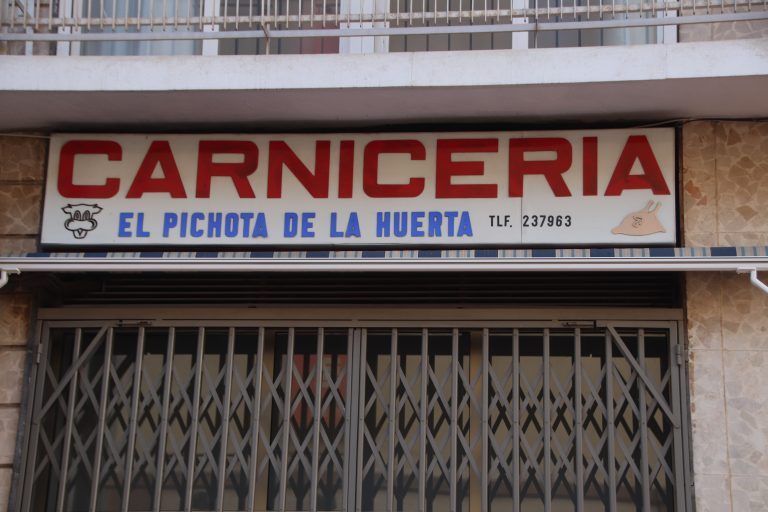 Rótulo de la carnicería El Pichota de la Huerta