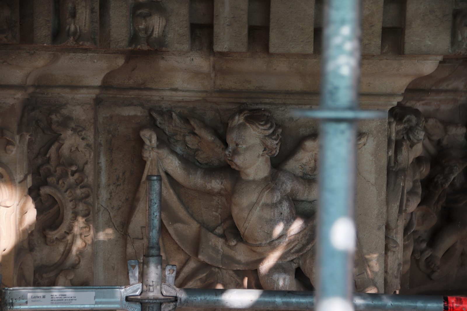 Friso de la fachada de la Catedral con un ángel