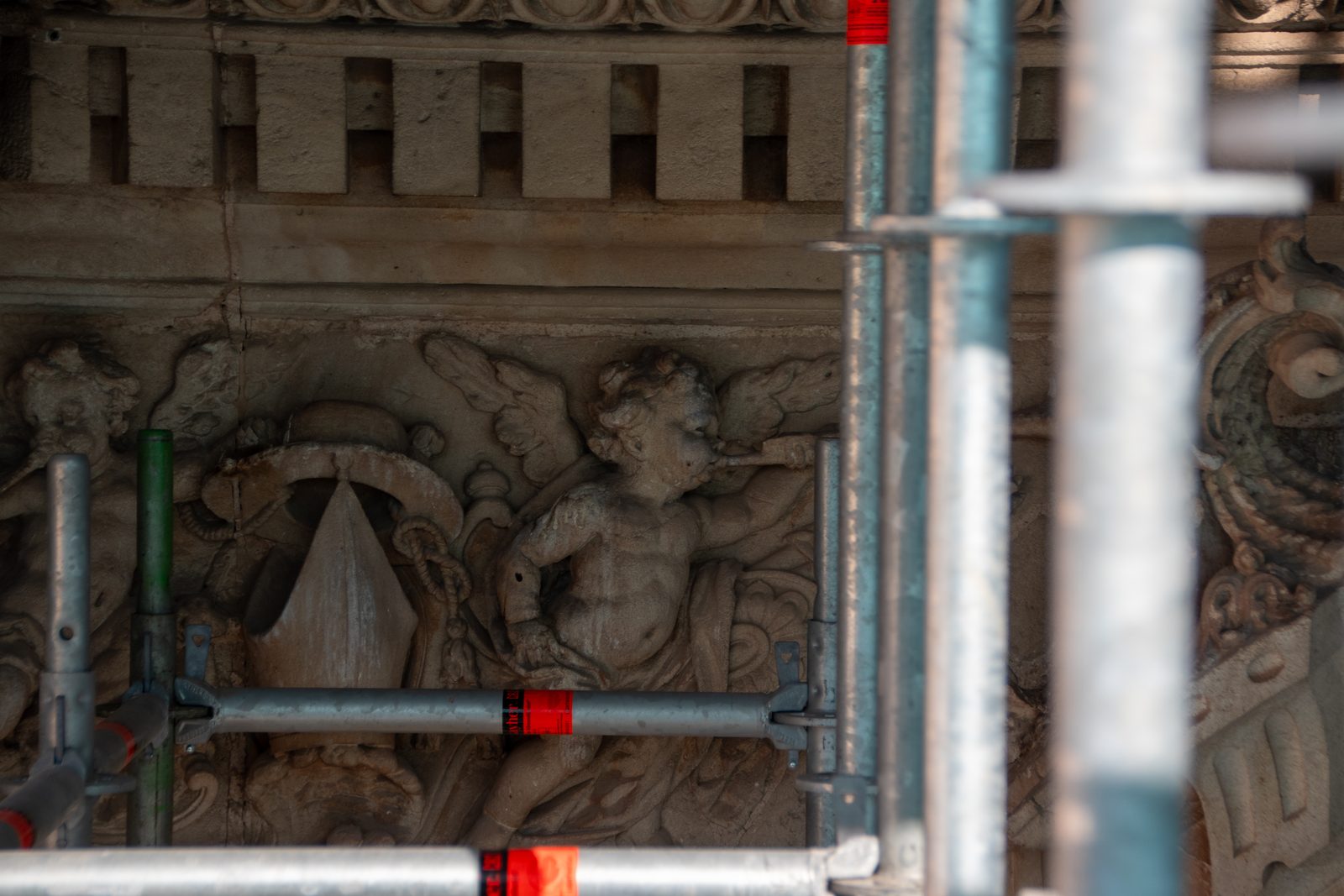Detalle del friso con un angelote