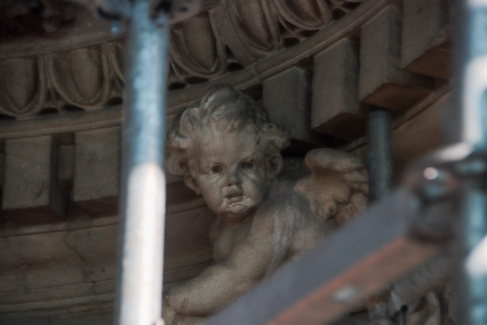Angelote de la fachada visto de cerca