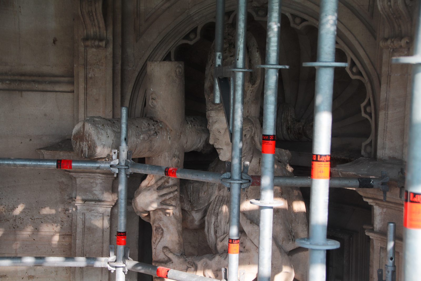 Escultura de San Petronio entre los andamios