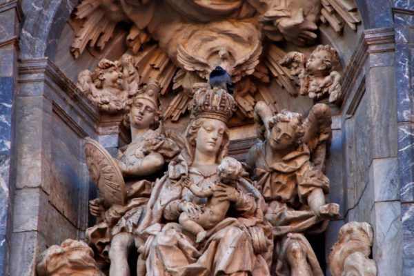 Virgen María coronada por arcángeles en la fachada