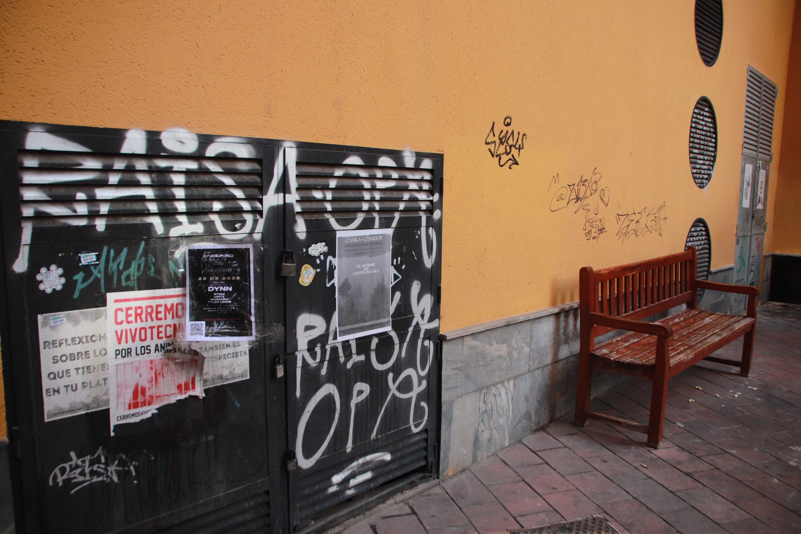 Grafitis en la fachada lateral de la torre en 2025