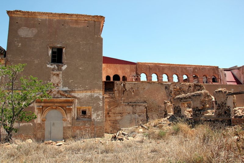 Claustro y dependencias del monasterio en ruinas