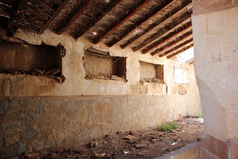 Interior del monasterio hundido y lleno de escombros