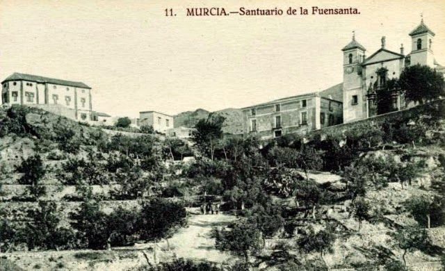 Foto antigua de la Casa del Cabildo y el Santuario de la Fuensanta