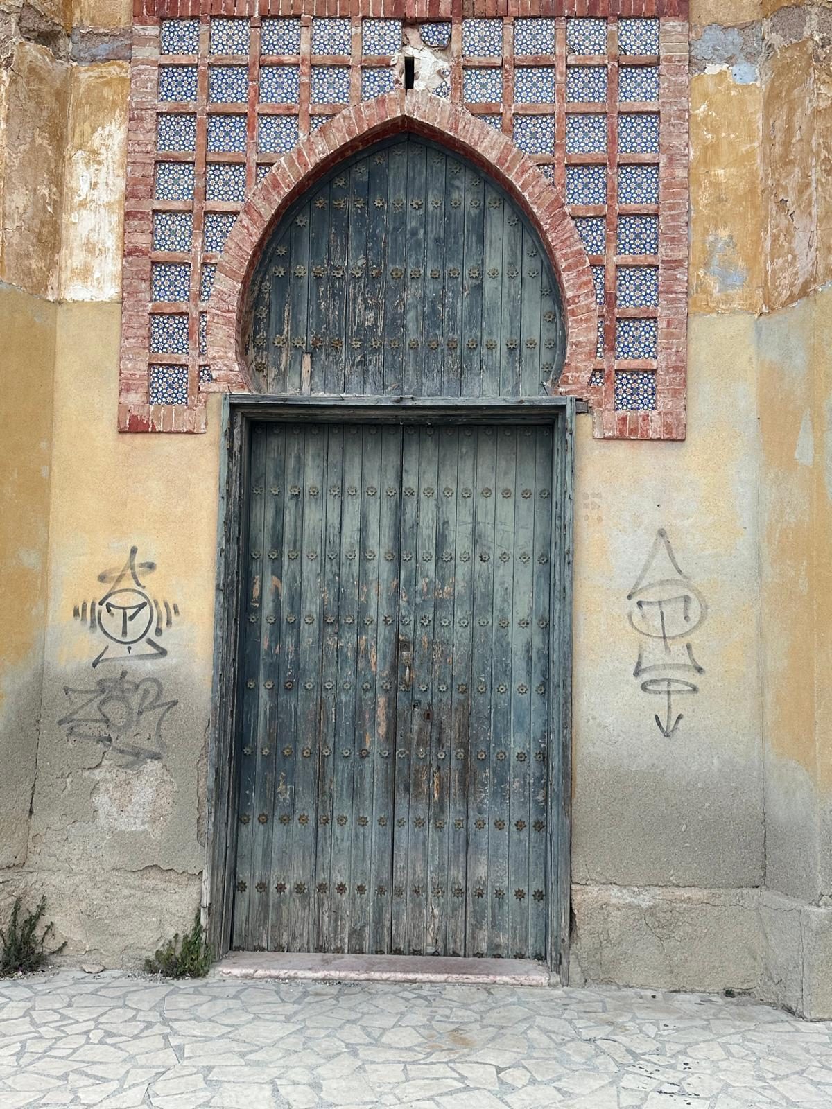 Puerta azul con arco ojival de la Casa del Cabildo