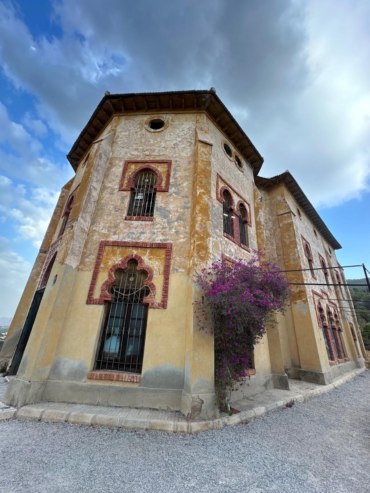 La Casa del Cabildo con sus ventanas neomudéjares